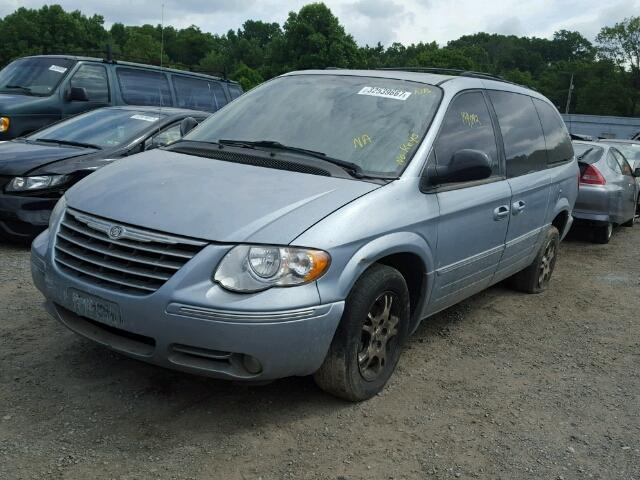 2C4GP54L15R327063 - 2005 CHRYSLER TOWN & COU BLUE photo 2