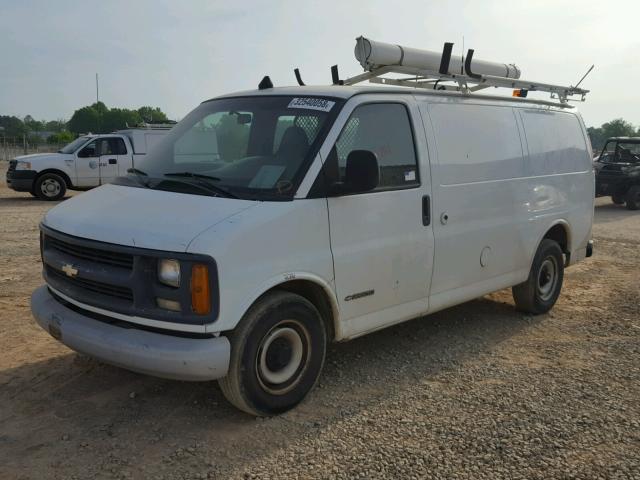 1GCFG25W521103913 - 2002 CHEVROLET EXPRESS G2 WHITE photo 2