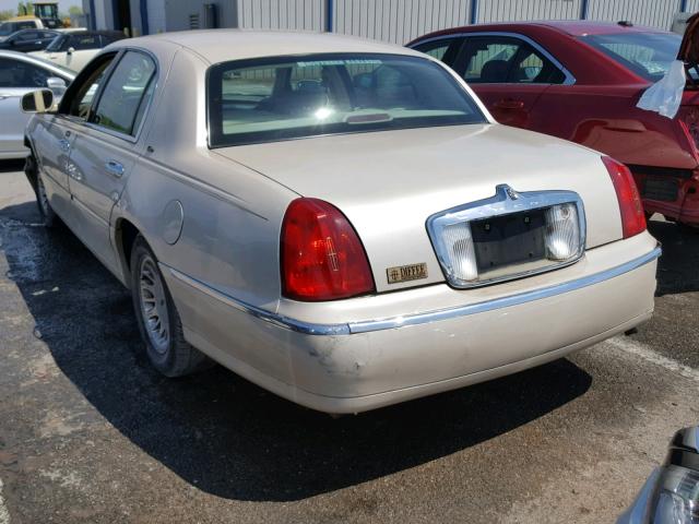 1LNHM83W7YY769559 - 2000 LINCOLN TOWN CAR C CREAM photo 3