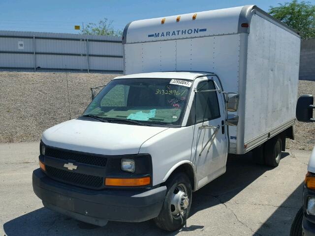 1GBJG31U931105125 - 2003 CHEVROLET EXPRESS G3 WHITE photo 2