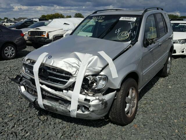 4JGAB75E72A325054 - 2002 MERCEDES-BENZ ML 500 GRAY photo 2