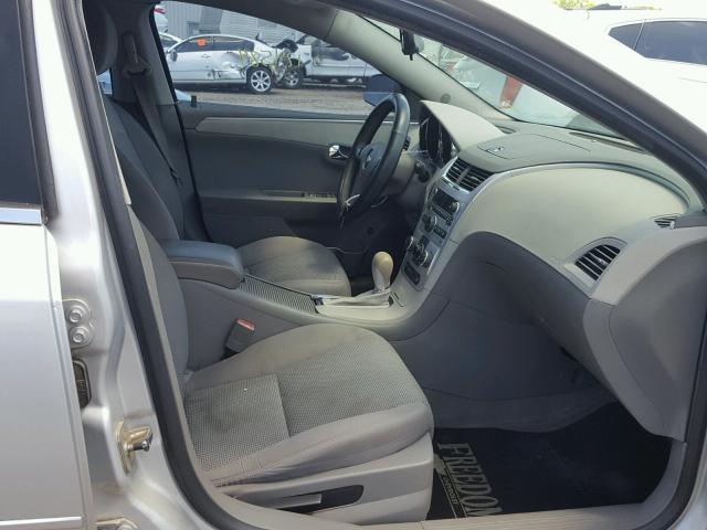 1G1ZB5EB1AF217105 - 2010 CHEVROLET MALIBU LS 银色 照片 5