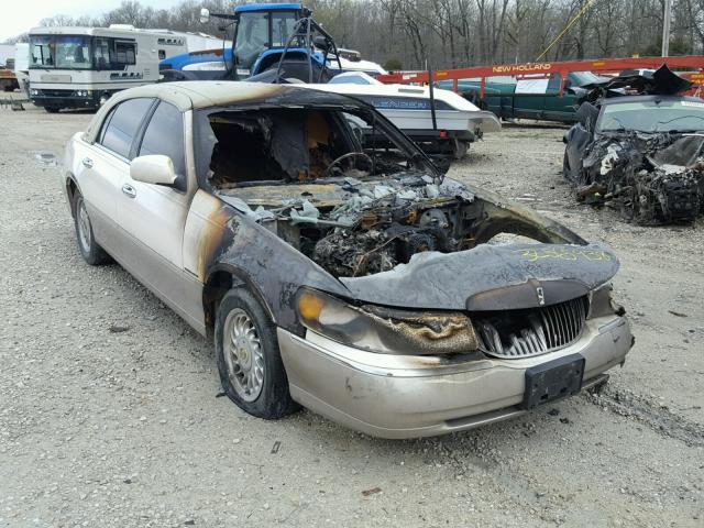 1LNHM82W0XY673157 - 1999 LINCOLN TOWN CAR S WHITE photo 1