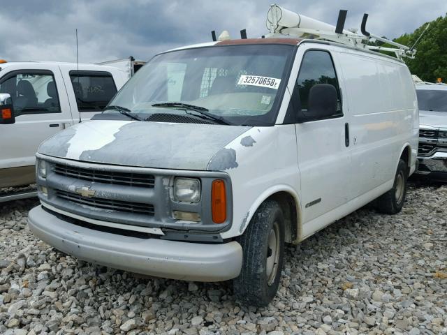 1GCFG25W521109646 - 2002 CHEVROLET EXPRESS G2 WHITE photo 2