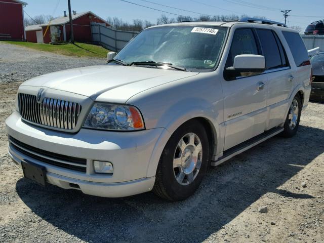 5LMFU28585LJ05166 - 2005 LINCOLN NAVIGATOR 白色 照片 2