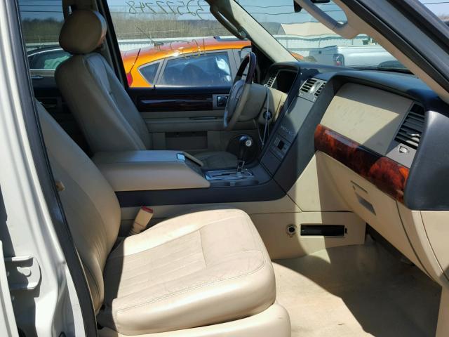 5LMFU28585LJ05166 - 2005 LINCOLN NAVIGATOR 白色 照片 5