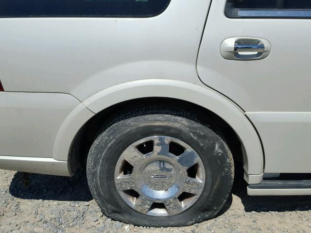 5LMFU28585LJ05166 - 2005 LINCOLN NAVIGATOR 白色 照片 9