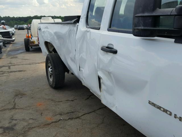 1GT22ZCB5DZ226136 - 2013 GMC SIERRA K25 WHITE photo 9