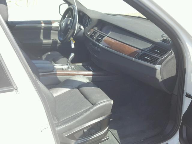 5UXZV8C55CL423169 - 2012 BMW X5 XDRIVE5 WHITE photo 5