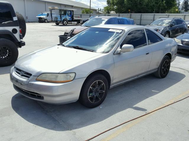 1HGCG3243YA019272 - 2000 HONDA ACCORD LX SILVER photo 2