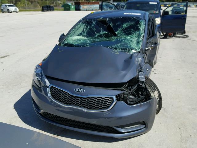 KNAFK4A69G5598498 - 2016 KIA FORTE LX GRAY photo 9