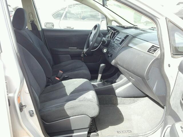 3N1BC13E97L435726 - 2007 NISSAN VERSA S/SL GRAY photo 5