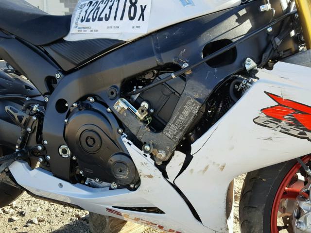 JS1GR7MA4H2100502 - 2017 SUZUKI GSX-R750 WHITE photo 7