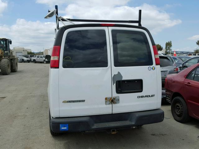 1GCGG29V651232138 - 2005 CHEVROLET EXPRESS G2 WHITE photo 6