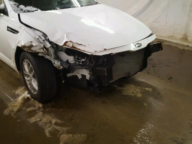 5XXGM4A7XCG057086 - 2012 KIA OPTIMA WHITE photo 9