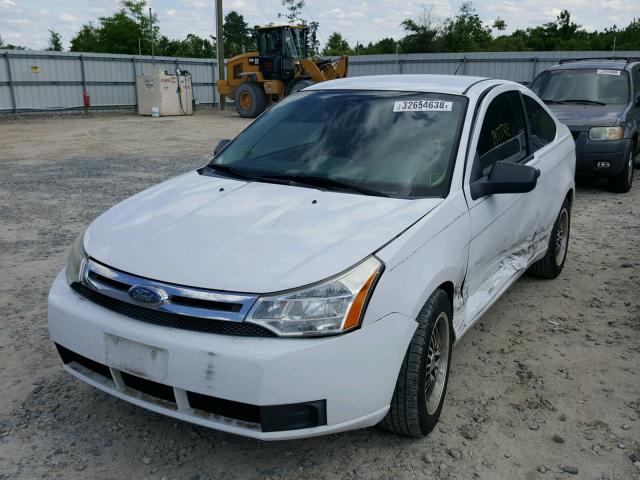 1FAHP32N28W125430 - 2008 FORD FOCUS S/SE WHITE photo 2