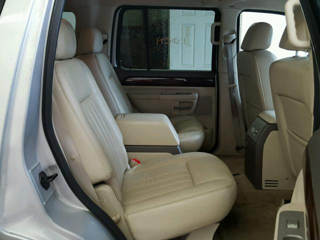 5LMEU88H44ZJ27864 - 2004 LINCOLN AVIATOR 银色 照片 6