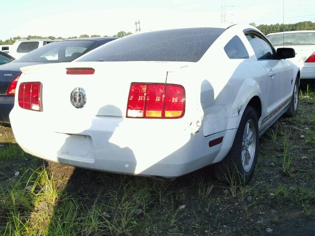 1ZVHT80N495138853 - 2009 FORD MUSTANG WHITE photo 4