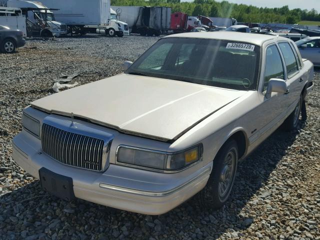 1LNLM82W3VY755858 - 1997 LINCOLN TOWN CAR S CREAM photo 2