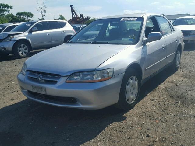 1HGCG6659YA020804 - 2000 HONDA ACCORD LX SILVER photo 2