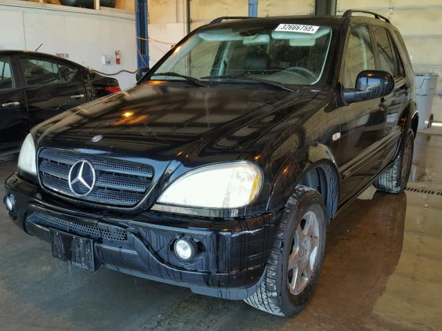 4JGAB54EX1A253450 - 2001 MERCEDES-BENZ ML 320 BLACK photo 2