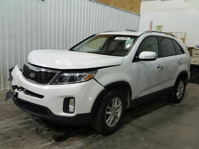 5XYKTCA68FG651304 - 2015 KIA SORENTO LX WHITE photo 2