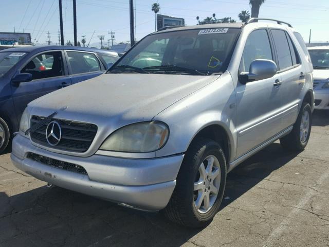 4JGAB72E9XA121562 - 1999 MERCEDES-BENZ ML 430 SILVER photo 2