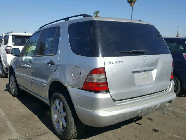 4JGAB72E9XA121562 - 1999 MERCEDES-BENZ ML 430 SILVER photo 3