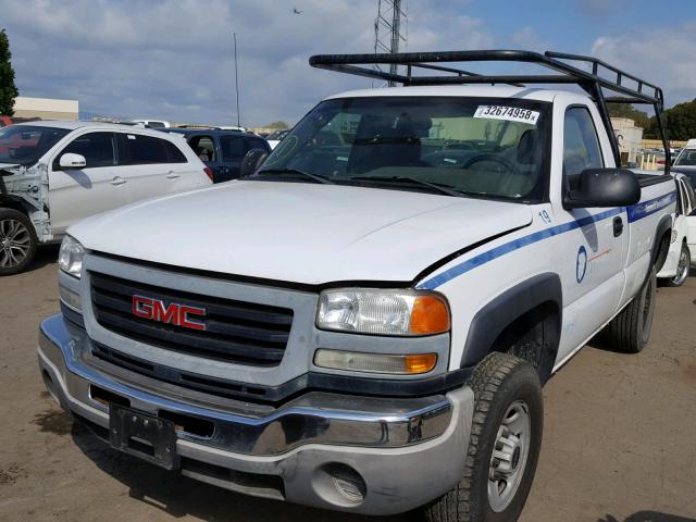 1GDHC24U05E338569 - 2005 GMC SIERRA C25 WHITE photo 2