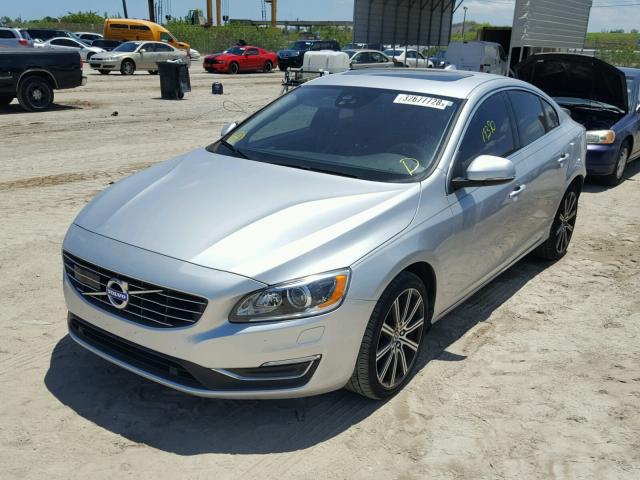 YV140MFM3F2367176 - 2015 VOLVO S60 PLATIN SILVER photo 2