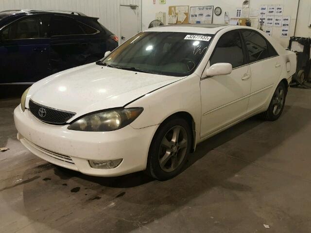 4T1BA32K96U083284 - 2006 TOYOTA CAMRY SE WHITE photo 2