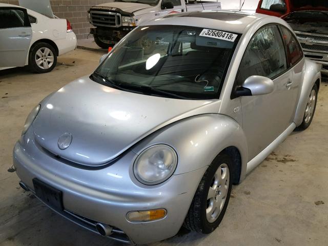 3VWCB21CX2M425783 - 2002 VOLKSWAGEN NEW BEETLE 银色 照片 2