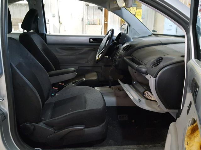 3VWCB21CX2M425783 - 2002 VOLKSWAGEN NEW BEETLE 银色 照片 5
