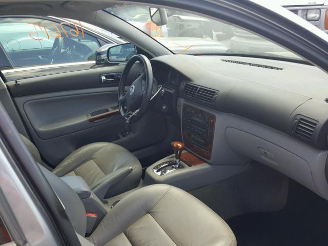 WVWYH63B22E100702 - 2002 VOLKSWAGEN PASSAT GLX 灰色 照片 5