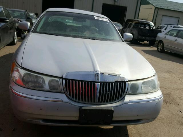 1LNHM82W72Y609206 - 2002 LINCOLN TOWN CAR S SILVER photo 9