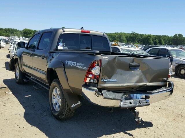 5TFLU4EN2FX136692 - 2015 TOYOTA TACOMA DOU BROWN photo 3