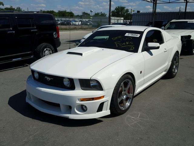 1ZVFT82H875266069 - 2007 FORD MUSTANG GT WHITE photo 2