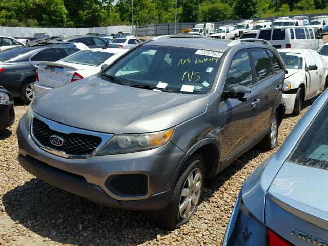 5XYKT4A23BG117897 - 2011 KIA SORENTO GRAY photo 2