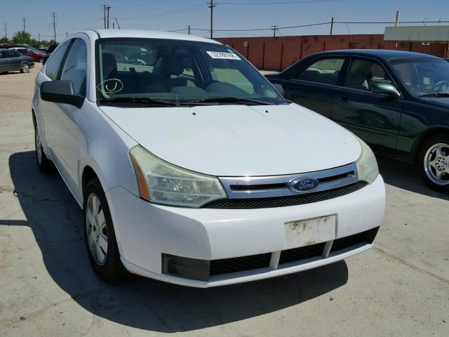 1FAHP32N68W201733 - 2008 FORD FOCUS S/SE WHITE photo 1