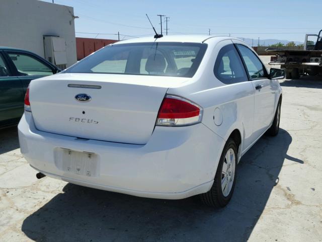 1FAHP32N68W201733 - 2008 FORD FOCUS S/SE WHITE photo 4