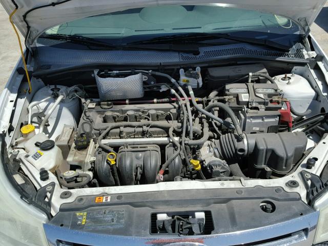 1FAHP32N68W201733 - 2008 FORD FOCUS S/SE WHITE photo 7