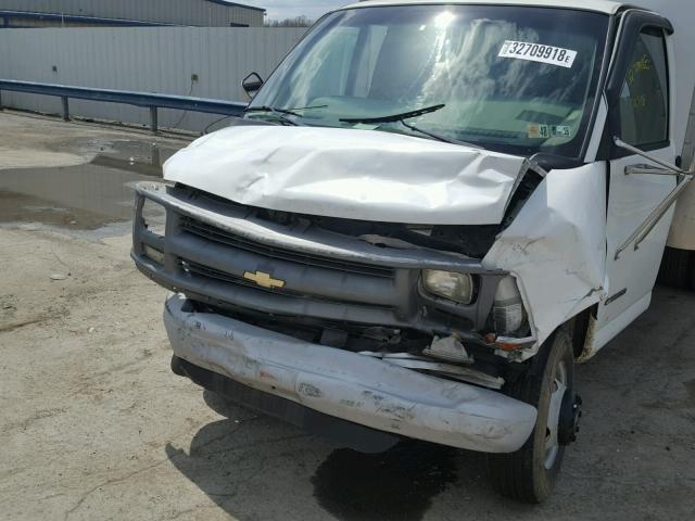 1GBJG31R911210062 - 2001 CHEVROLET EXPRESS CU WHITE photo 9