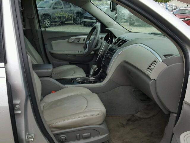 1GNER23DX9S124887 - 2009 CHEVROLET TRAVERSE SILVER photo 5