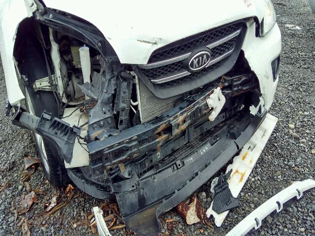 KNAFG526197225260 - 2009 KIA RONDO LX WHITE photo 9