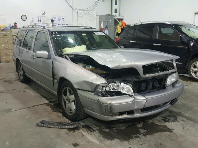 YV1LW5378W2502229 - 1998 VOLVO V70 T5 TUR SILVER photo 1