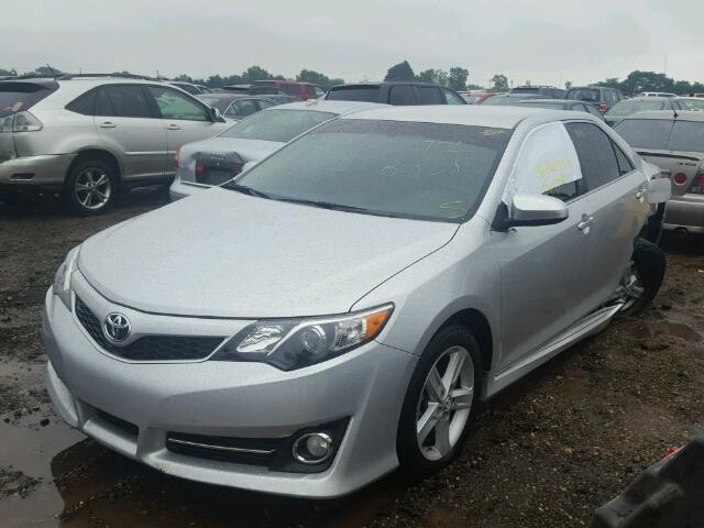 4T1BF1FK2DU258021 - 2013 TOYOTA CAMRY L/SE SILVER photo 2