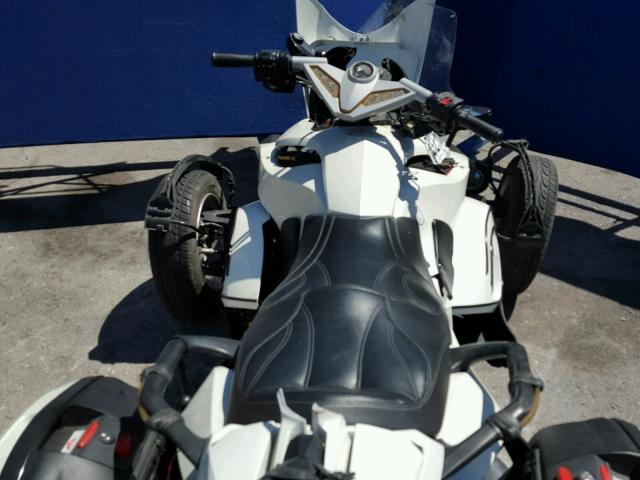 2BXJADA18CV000118 - 2012 CAN-AM SPYDER ROA WHITE photo 5