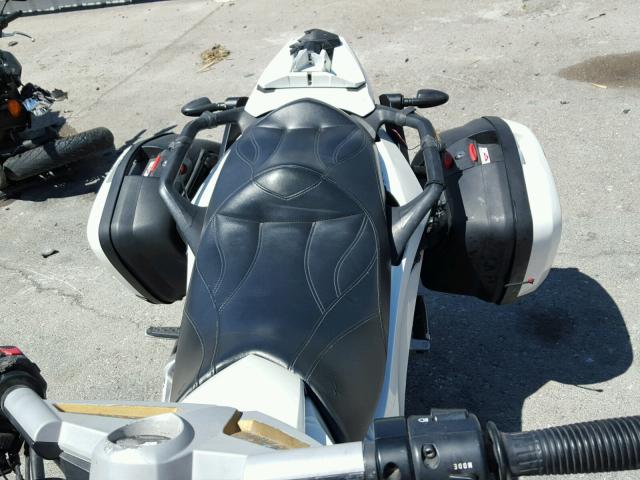 2BXJADA18CV000118 - 2012 CAN-AM SPYDER ROA WHITE photo 6