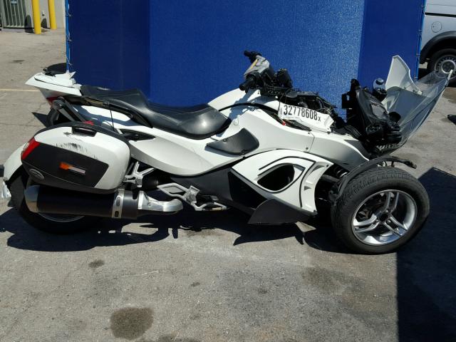 2BXJADA18CV000118 - 2012 CAN-AM SPYDER ROA WHITE photo 9