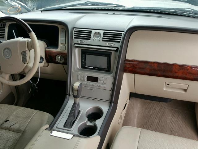 5LMFU28R23LJ15160 - 2003 LINCOLN NAVIGATOR 银色 照片 9